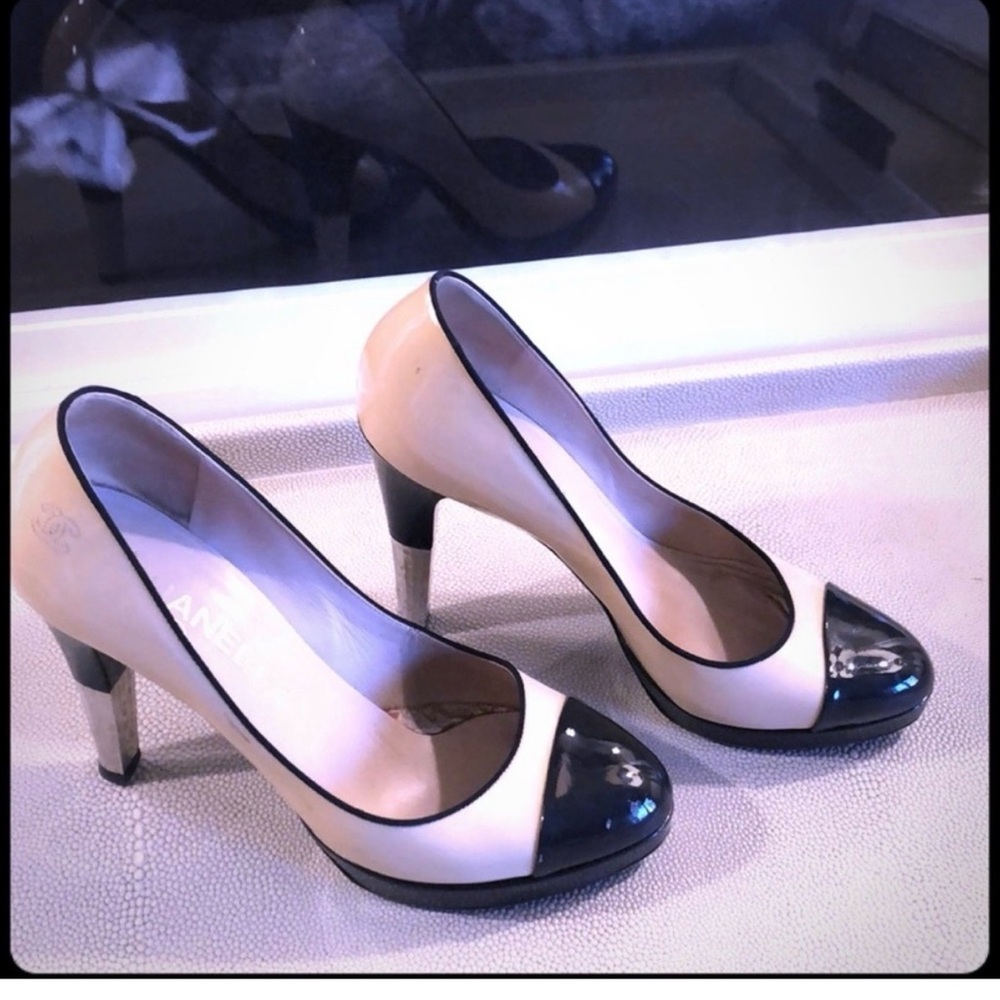 CHANEL Beige and Black Patent Leather Two-Tone Pumps - Picture 2 of 5